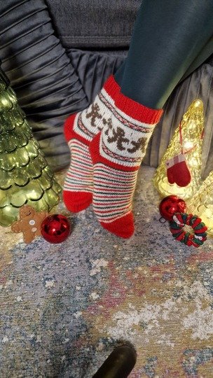 Strickanleitung für zauberhafte Gingerbread Man Socken – kuschelig & festli