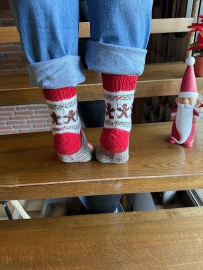 Strickanleitung für zauberhafte Gingerbread Man Socken – kuschelig & festli