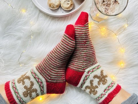 Strickanleitung für zauberhafte Gingerbread Man Socken – kuschelig & festli