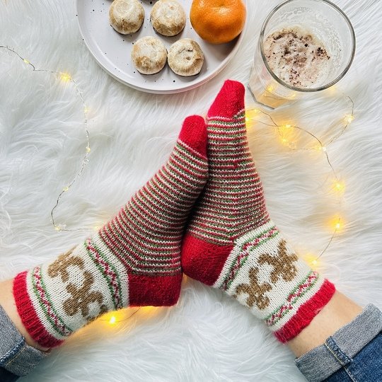 Strickanleitung für zauberhafte Gingerbread Man Socken – kuschelig & festli