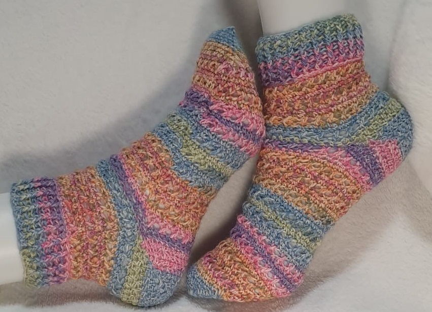 Mehrfarbige, kurz gehäkelte Socken in Pastellstreifen mit sichtbarer Fersen- und Zehenform