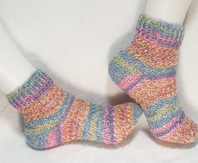 Anleitung für gehäkelte Socken Rossano mit Bumerangferse in allen Größen