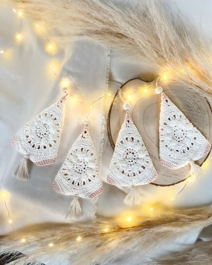 Häkelanleitung Geschenkanhänger Granny Bäumchen/Tannenbaum im Boho-Look