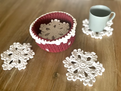 Schneeflocken-Untersetzer & Körbchen – Winterdeko schnell gehäkelt
