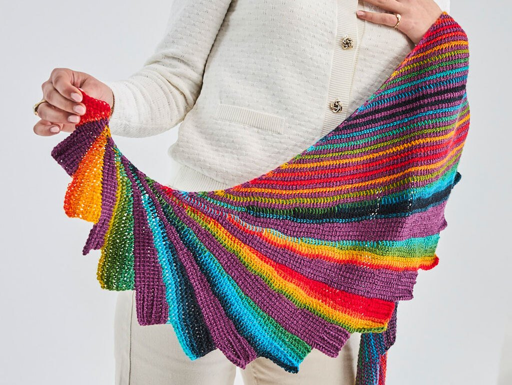 Bunter asymmetrischer Drachenschwanz-Schal mit Regenbogenstreifen, von einer Person gehalten