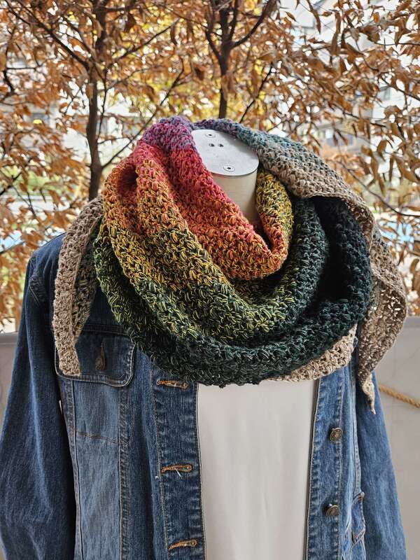 Mad Pearls - Häkelanleitung klassisches kuscheliges Dreieckstuch - Bild 11