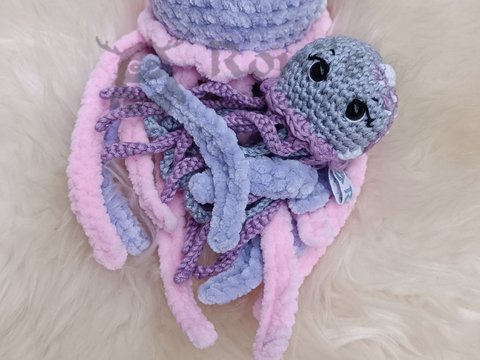 Jolly Jellyfish: Anleitung für Qualle Amigurumis/Rasseltiere mit Stickerei