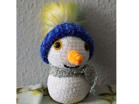 Häkelanleitung Schneemann Frosty – Plüschiges Amigurumi mit Chenille-Garn