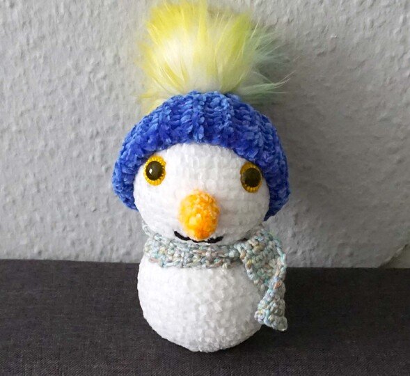Crochet pattern for Frosty the Snowman – Plush amigurumi made with chenille