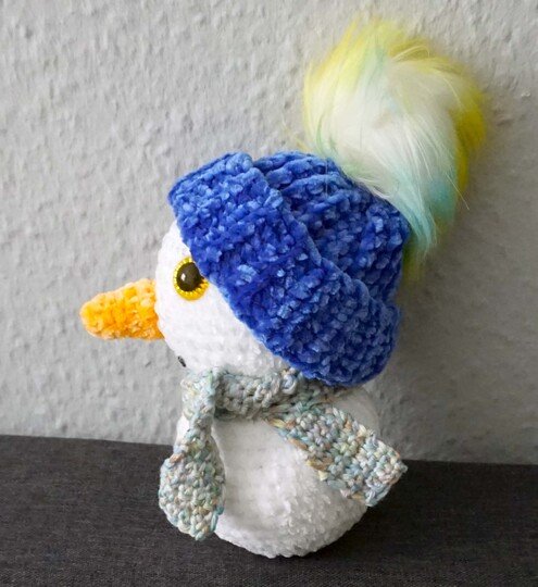 Crochet pattern for Frosty the Snowman – Plush amigurumi made with chenille