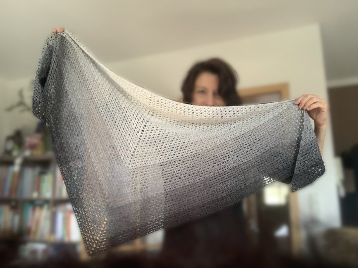 Leichtes Häkeltuch CLOUDY MORNING - jede Größe & jedes Garn