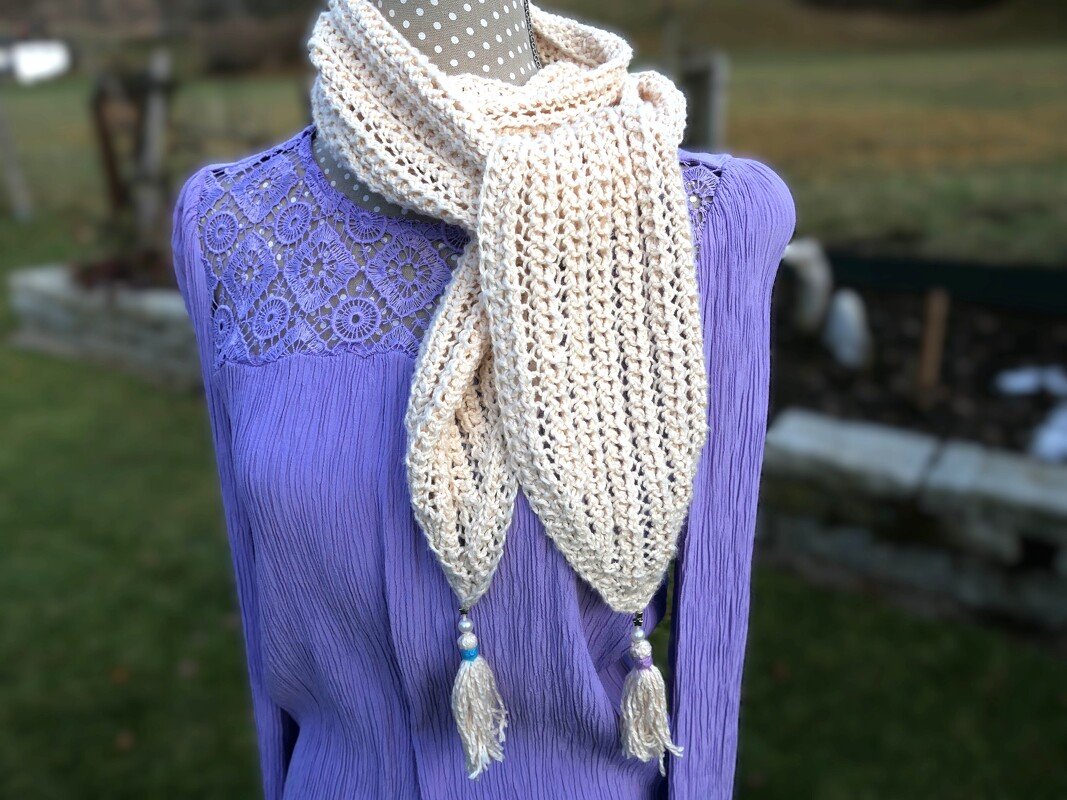 Moderner Schal Fancy mit Quasten für jede Jahreszeit  - Strickanleitung