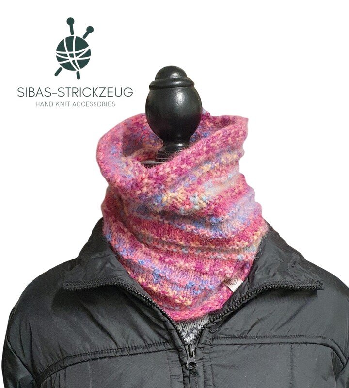 Mannequin mit schwarzer Jacke trägt gestrickten Loop-Schal in rosa-lila Melange