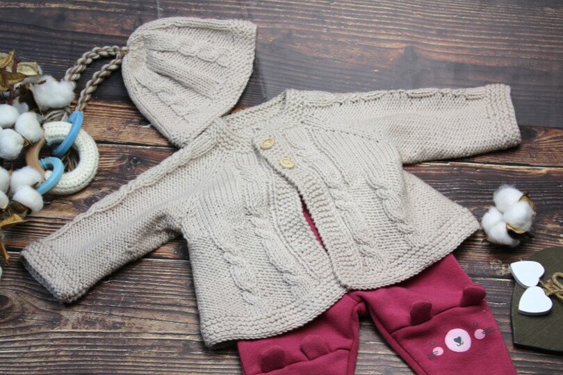 Baby Cardigan in A Form mit Mütze No. 006
