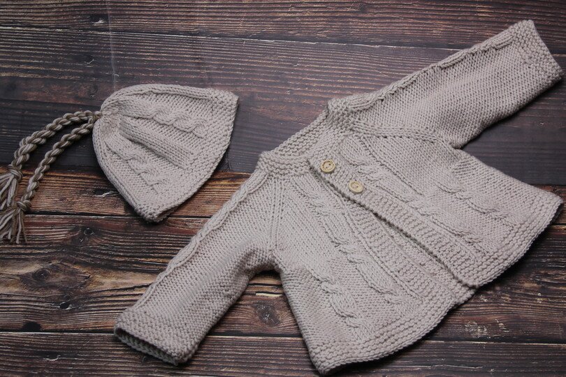 Baby Cardigan in A Form mit Mütze No. 006