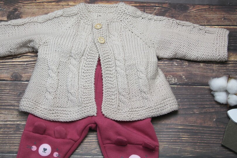 Baby Cardigan in A Form mit Mütze No. 006