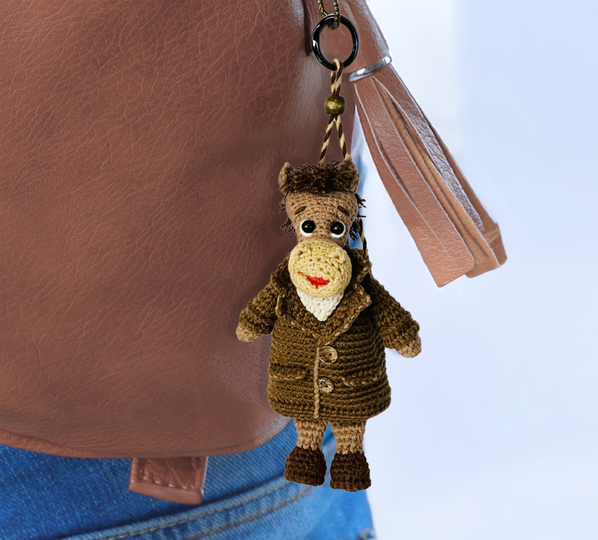 Pferd im Mantel. Amigurumi-Schlüsselanhänger mit Geheimtasche.