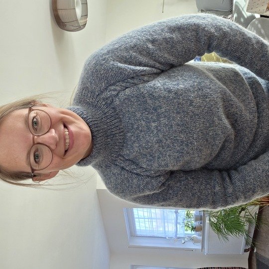 Strickanleitung: Sweater Amy (Rollkragenpullover mit Zopfmuster)