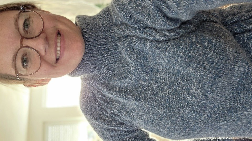 Strickanleitung: Sweater Amy (Rollkragenpullover mit Zopfmuster)