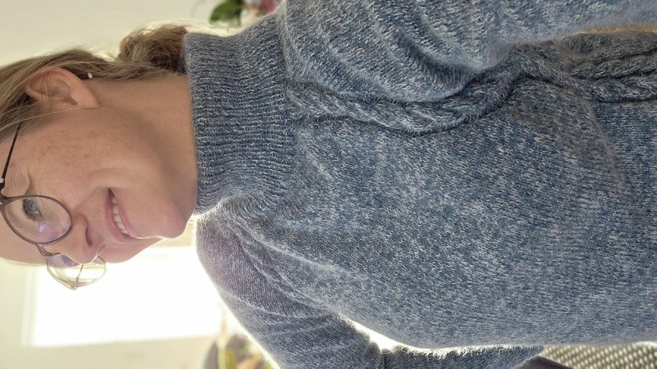 Strickanleitung: Sweater Amy (Rollkragenpullover mit Zopfmuster)