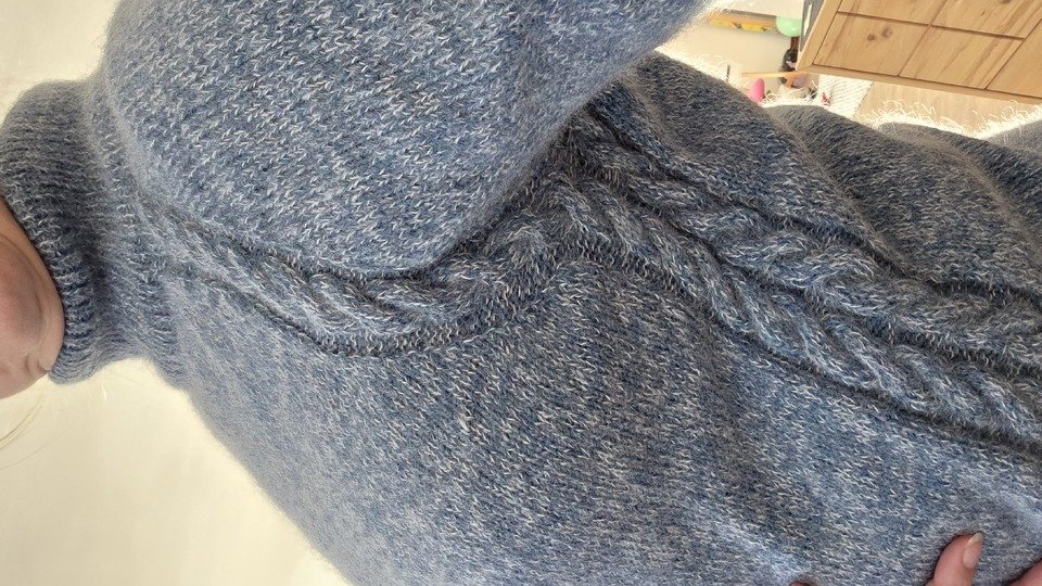 Strickanleitung: Sweater Amy (Rollkragenpullover mit Zopfmuster)