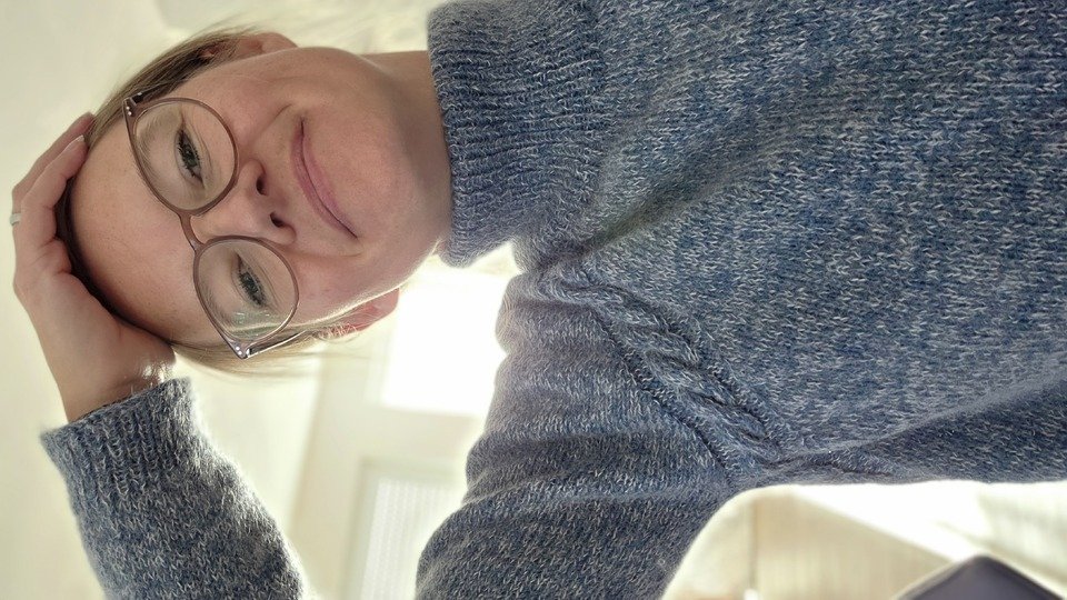 Strickanleitung: Sweater Amy (Rollkragenpullover mit Zopfmuster)