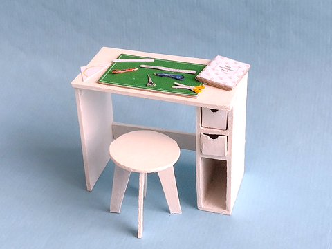 Weihnachtsbasteln Miniatur-Schreibtisch mit Hocker und Bastelutensilien