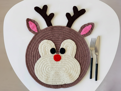 Häkelanleitung für weihnachtliche Tischsets mit Hirschmotiv als Dekoration
