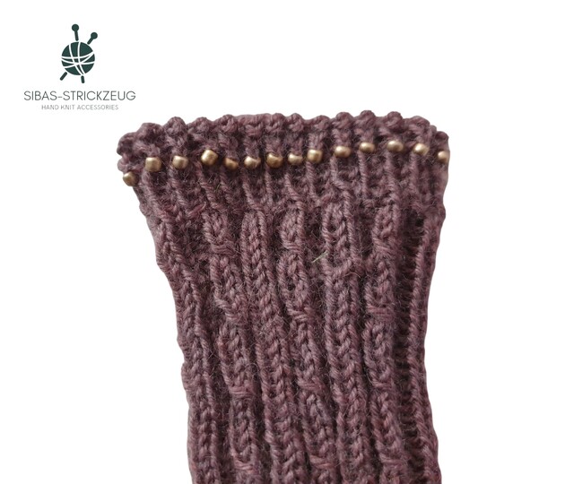 Armstulpen stricken – Anleitung Morgentau mit edlem Perlenabschluss