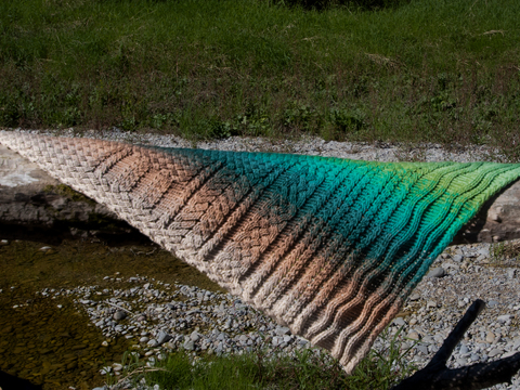 Häkelanleitung: Asymmetrisches Tuch Verzopft und Zugenäht