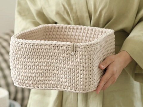 Gehäkeltes Körbchen mit einem quadratischen Boden