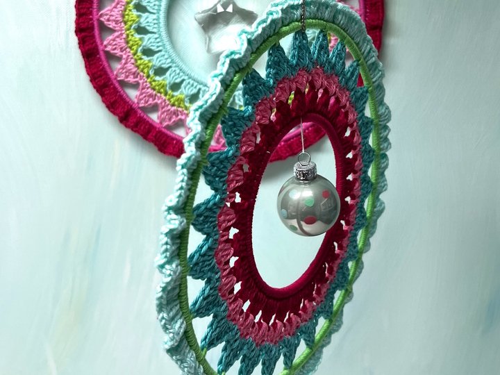 Crochet Pattern "Christmas Wreath", Hanging Wall + Window Decor, PDF