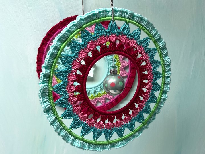 Crochet Pattern "Christmas Wreath", Hanging Wall + Window Decor, PDF