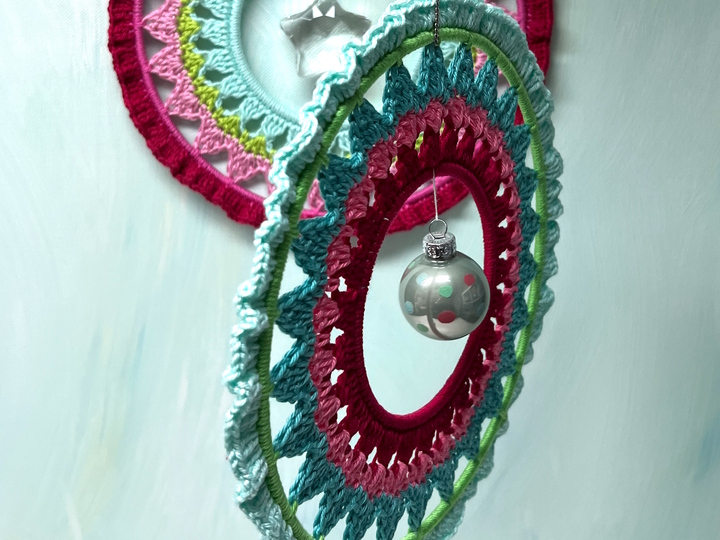 Crochet Pattern "Wreath with ornament", Wall + Window or Christmas Decor