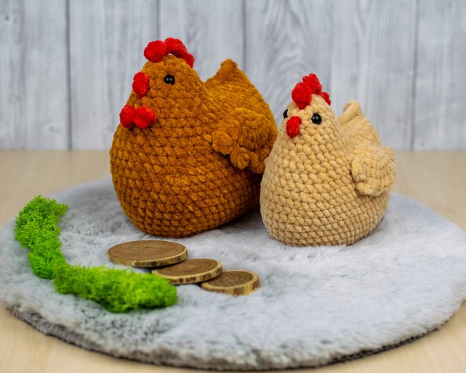 Häkelanleitung für eine Hühnerfamilie – Henne und Küken aus Chenillegarn