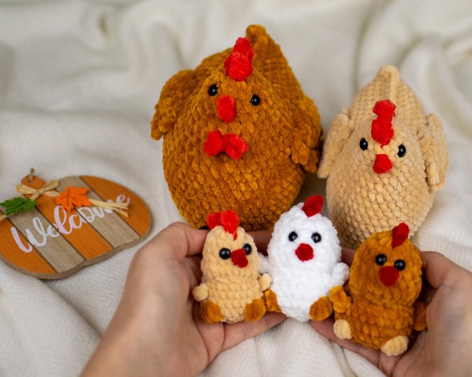 Häkelanleitung für eine Hühnerfamilie – Henne und Küken aus Chenillegarn