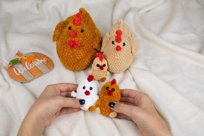 Häkelanleitung für eine Hühnerfamilie – Henne und Küken aus Chenillegarn