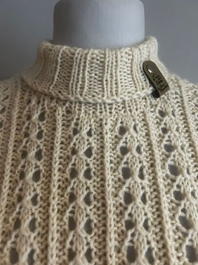 Strickanleitung eleganter Rollkragenpullover mit Lochmuster für Damen