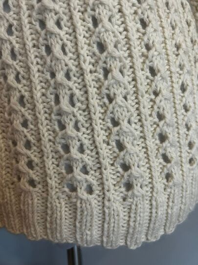 Strickanleitung eleganter Rollkragenpullover mit Lochmuster für Damen