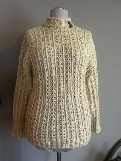 Strickanleitung eleganter Rollkragenpullover mit Lochmuster für Damen