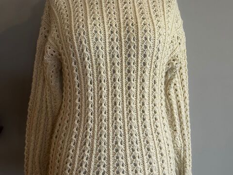 Strickanleitung eleganter Rollkragenpullover mit Lochmuster für Damen