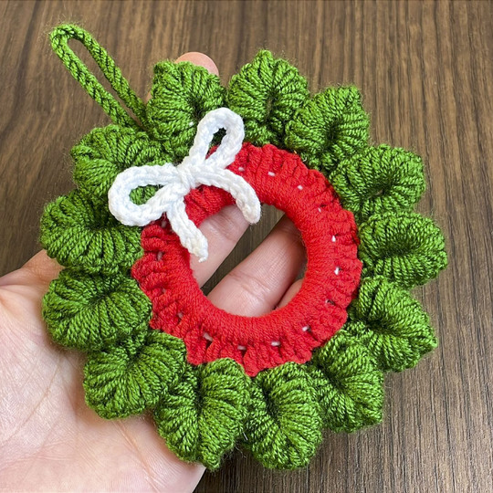 Holiday Crochet Wreath Pattern PDF, DIY Red Green Xmas Decoration Guide