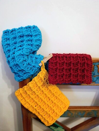 Farbenfrohes Reinigungstuch und Spülhandschuh nachhaltig selbst herstellen