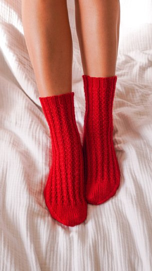 Socken mit Zopfmuster und Videoanleitung