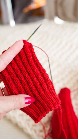 Socken mit Zopfmuster und Videoanleitung