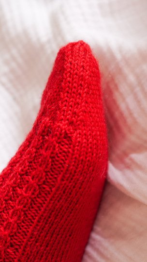 Socken mit Zopfmuster und Videoanleitung