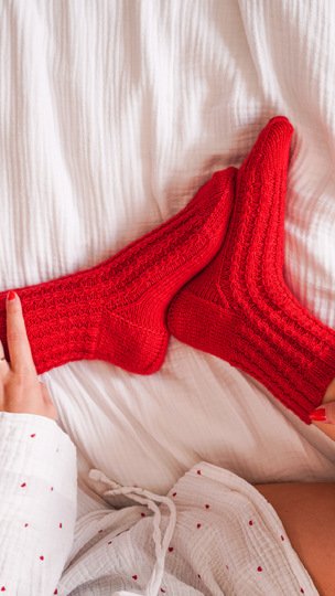 Socken mit Zopfmuster und Videoanleitung