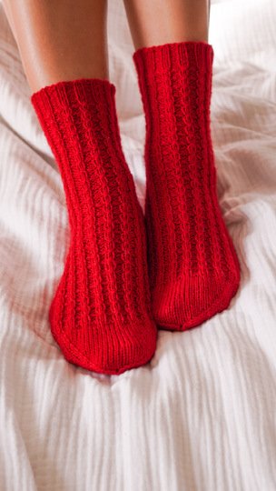 Socken mit Zopfmuster und Videoanleitung