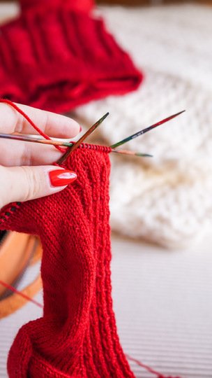 Socken mit Zopfmuster und Videoanleitung