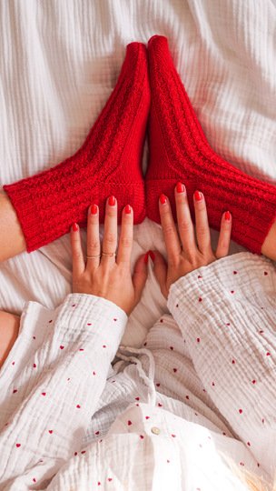 Socken mit Zopfmuster und Videoanleitung